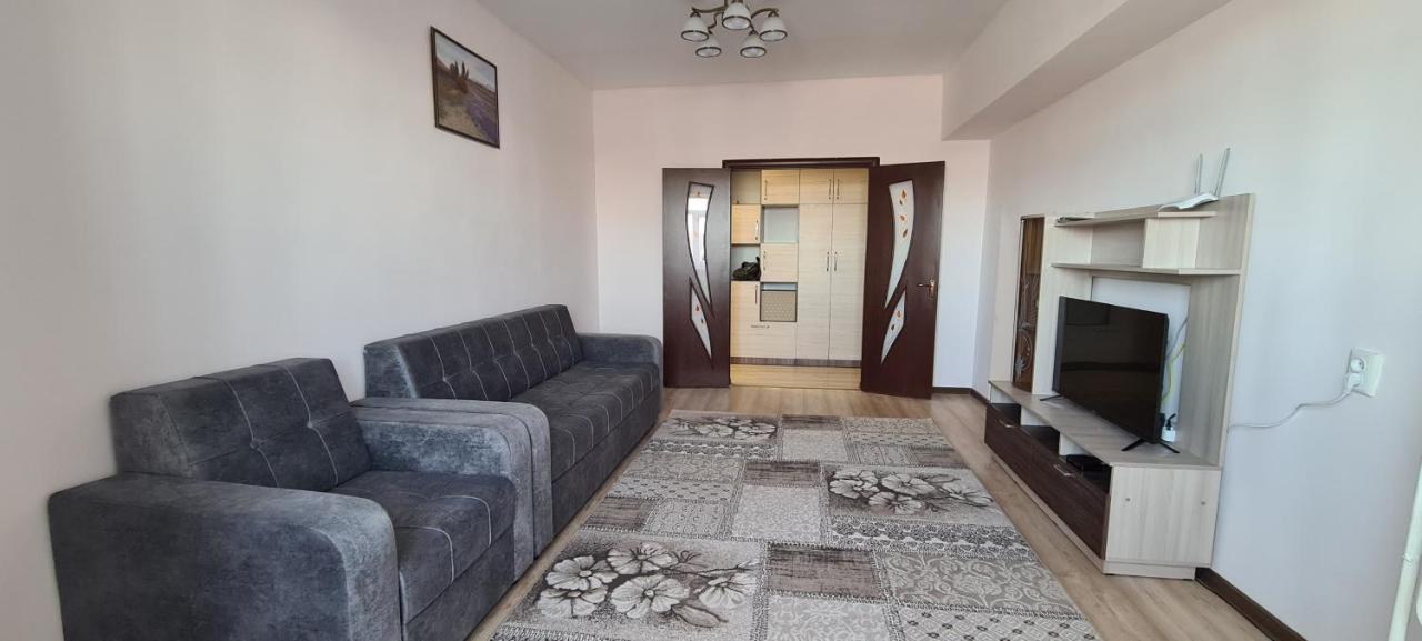 Flat In Central Bishkek Apartment ภายนอก รูปภาพ